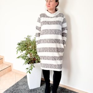 Teplejší šaty bílé s pruhy